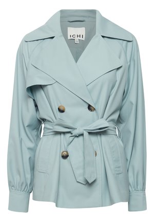 Trench coat blu cielo con design doppiopetto, ampio colletto, vita con cintura e dettagli con bottoni. Realizzato in tessuto liscio con maniche lunghe.
