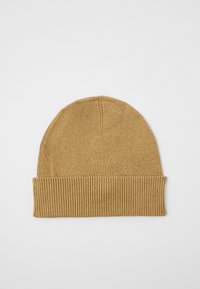 Beanie lavorato a maglia marrone chiaro con risvolto a coste, mostrato piatto su uno sfondo chiaro.