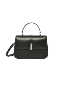 Borsa a mano in pelle nera con forma rettangolare, manico superiore e tracolla rimovibile. Presenta una chiusura a patta anteriore e sottili dettagli in metallo argentato.
