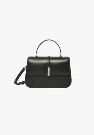 Sac à main en cuir noir de forme rectangulaire, avec une poignée supérieure et une bandoulière amovible. Il possède une fermeture à rabat à l'avant et de subtils accents en argent.