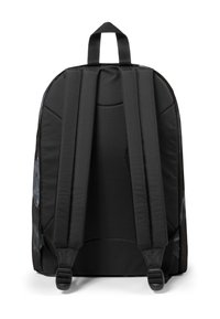 Mochila negra con correas acolchadas, asa superior, textura suave y bolsillos laterales de malla. Presenta un estampado colorido de galaxia en un lado.