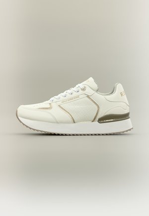 Bela nizka superga z perforirano stransko ploščo, bež poudarki, belimi vezalkami in napisom "REPLAY DENIM LOVERS" na strani.