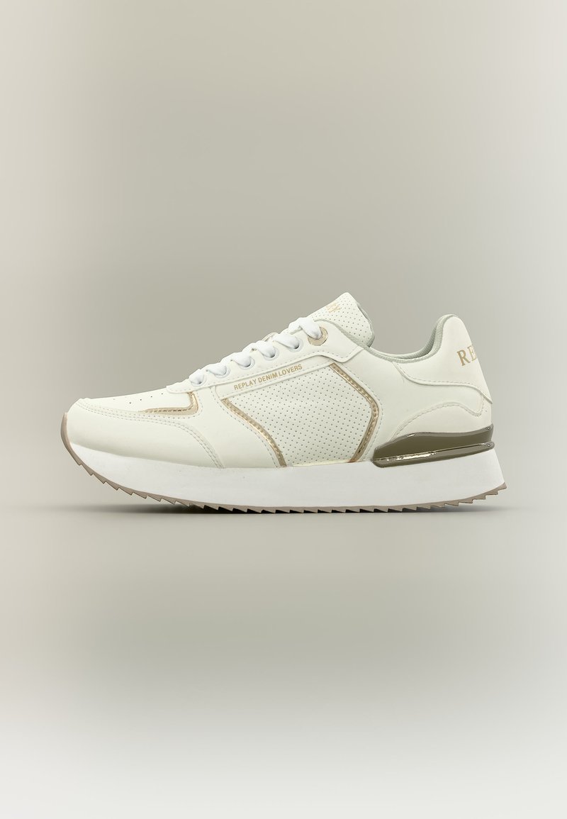 Baskets basses blanches avec panneau latéral perforé, accents beiges, lacets blancs et inscription « REPLAY DENIM LOVERS » sur le côté.