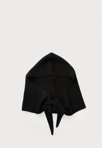 Capucha negra de punto con textura acanalada, que presenta una costura central y dos lazos puntiagudos en la parte delantera. Diseño simple y funcional.