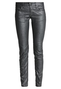 Jean skinny métallisé noir avec une texture lisse, doté de poches avant traditionnelles et d'une fermeture éclair avec un bouton.