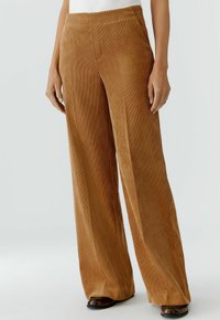 Bruine corduroy wijde broek met verticale ribbels, hoge taille en zijzakken, met een zachte textuur en een comfortabele pasvorm.
