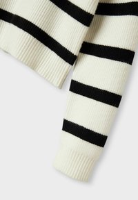 Weißer gerippter Strickpullover mit schwarzen horizontalen Streifen und Bündchendetails.