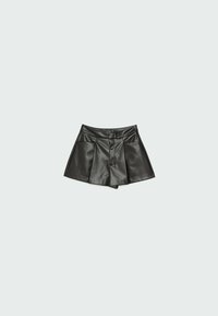 Shorts taille haute en cuir synthétique noir avec plis devant, poches latérales et fermeture éclair cachée, posés à plat sur un fond clair.