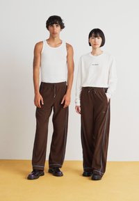 Rains ADDIS PANTS WIDE UNISEX - Tepláky - frame