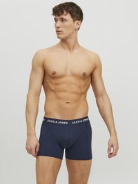Marinefarbene Boxerbriefs mit einem schwarz-weißen, gekennzeichneten Bund. Der Stoff wirkt weich, hat eine eng anliegende Passform und keine sichtbaren Muster.