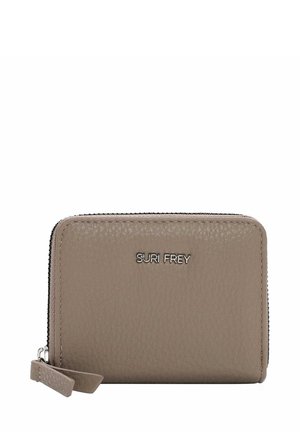 Portafoglio in pelle color taupe con una finitura testurizzata. Caratterizzato da una chiusura con zip e dettagli in logo argentato. Forma rettangolare compatta con un tassello laterale.