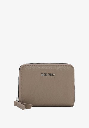 Lederbörse in Taupe mit strukturierter Oberfläche. Verfügt über einen Reißverschluss und ein silbernes Logodetail. Kompakte rechteckige Form mit einem seitlichen Tab.