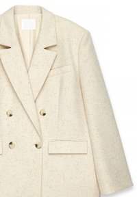 Cremefarvet dobbeltknappet blazer med klapkrave, fire knapper, frontlommer med klap og en brystlomme.