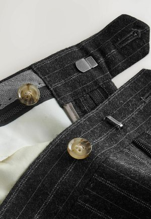 Grau gestreifte Wollmischungshose mit Metallhakenverschluss und beigen Knöpfen; strukturiertes Gewebe mit glatter Fütterung.