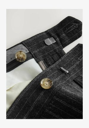 Grafitowe spodnie z mieszanki wełny z wzorem w paski, metalowym zapięciem na hak i beżowymi guzikami; teksturowana tkanina z gładką podszewką.