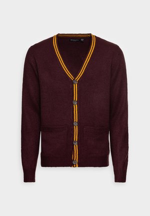 Bordeauxfarbener Cardigan mit V-Ausschnitt, gelb-orangenen Streifen entlang des Ausschnitts, sechs schwarzen Knöpfen und Taschenakzenten auf der Vorderseite.