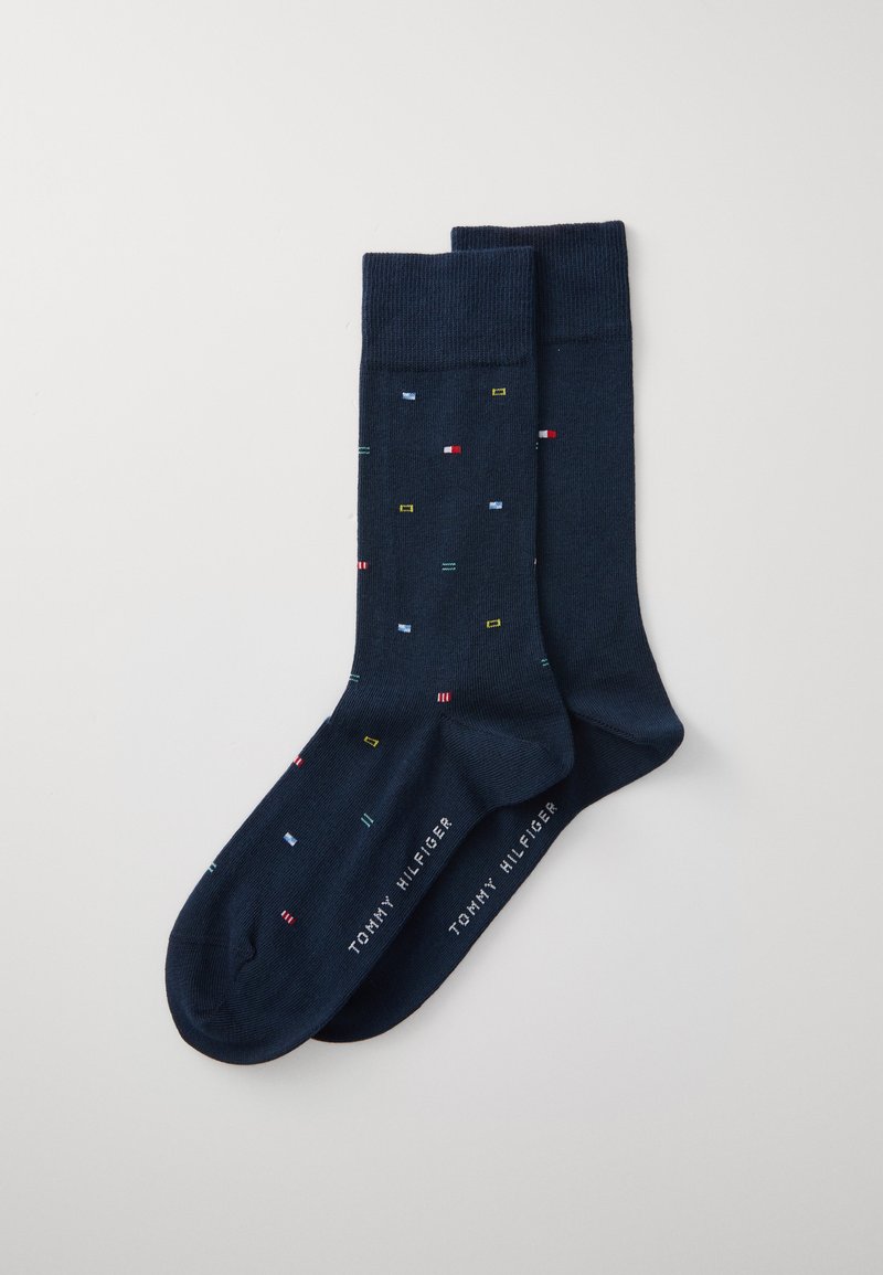 Marineblå bomuldsstrømper med et mønster af små farvede rektangler og prikker. Ribbet kant, med "TOMMY HILFIGER" trykt på siden.