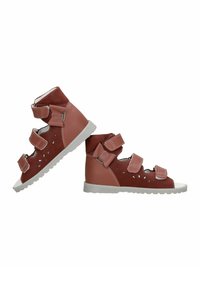 Scarpe alla caviglia in pelle marrone con tre fasce in velcro, design perforato e suola in gomma bianca. Texture liscia con punta rotonda.