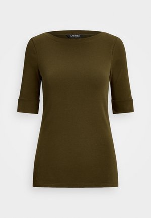 Haut à manches courtes vert olive en tissu doux, avec un décolleté arrondi et des manches retroussées. Texture lisse avec peu de coutures apparentes.