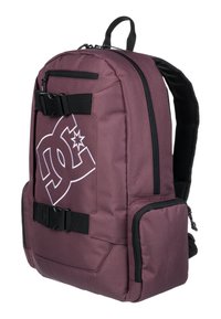 Mochila de color burdeos con un gran logotipo blanco, cuenta con correas ajustables, dos bolsillos laterales, cremalleras negras y detalles en hebilla. Tejido exterior suave.