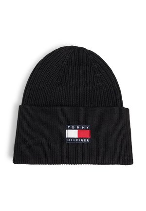 Bonnet en maille côtelée noire avec revers plié présentant un patch logo rectangulaire Tommy Hilfiger en rouge, blanc et bleu marine.