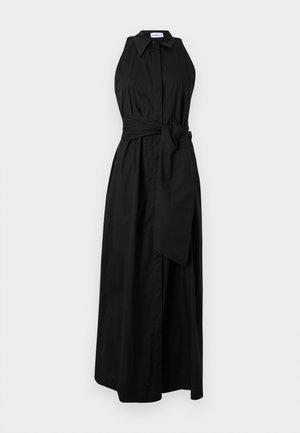 Čierne maxi šaty bez rukávov s golierom, zapínaním na gombíky vpredu a širokým látkovým opaskom previazaným v páse.