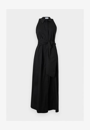 Robe longue noire sans manches avec col, boutonnage à l’avant et large ceinture en tissu nouée à la taille.