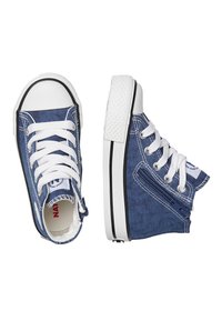 Džínové vysoké tenisky v modré barvě s bílými tkaničkami, gumovými špičkami a bočním zipem. Obsahují texturovanou bílou podrážku a černé akcenty.