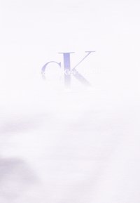 Λευκό ύφασμα με ξεθωριασμένα μεγάλα μοβ γράμματα "CK" και μικρότερο κείμενο "Calvin Klein Jeans" που καλύπτει μερικώς το λογότυπο "CK".