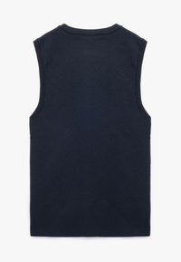 Marineblauw mouwloos topje van gebreide stof, met een ronde halslijn en een zachte textuur, voorzien van zichtbare ribbelstructuur langs de randen.