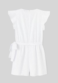 Rompers blanc, à manches courtes, avec texture en œillets, taille ceinturée et fermeture éclair à l'arrière. Présente une coupe décontractée et un design short.