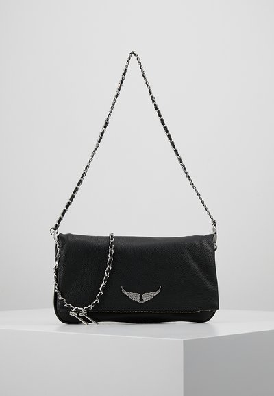 Borsa a mano in pelle nera con finitura testurizzata, decorazione a forma di ali in argento e tracolla a catena. Presenta una chiusura a zip lungo il fondo.