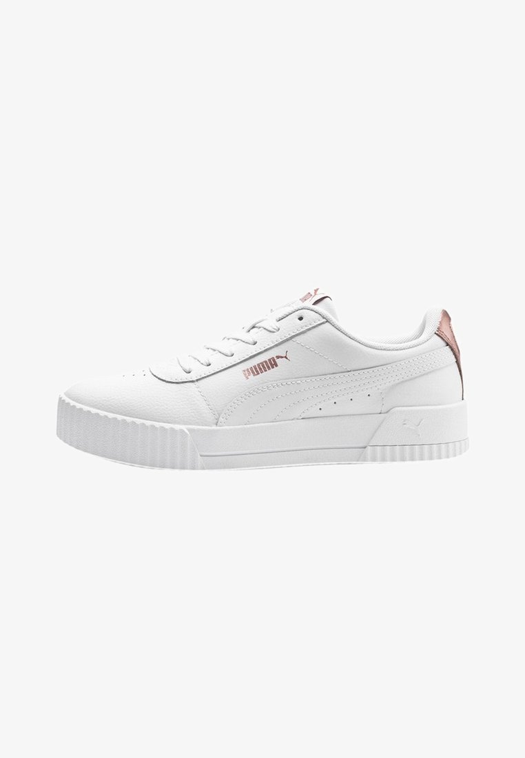 Białe skórzane sneakersy o teksturowanym wykończeniu, z różowo-złotym akcentem na pięcie i klasycznym zapięciem na sznurowadła. Gumowa podeszwa z rowkami.