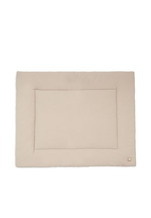 Panier rectangulaire beige rembourré pour animal avec bords surélevés et une petite étiquette cousue dans le coin sur fond blanc.
