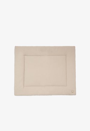 Panier rectangulaire beige rembourré pour animal avec bords surélevés et une petite étiquette cousue dans le coin sur fond blanc.