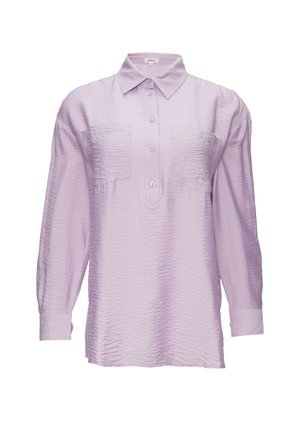 Jasnofioletowa koszula z długim rękawem na guziki, z fakturowanej tkaniny, z dwiema kieszeniami na piersi oraz klasycznym kołnierzykiem.