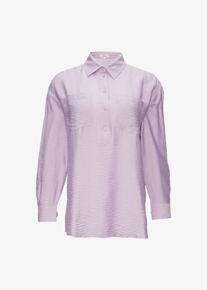 Heled lilla särk pikkade varrukatega, millel on tekstuuriga kangas, kaks rinna-taskut ja klassikaline krae.