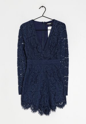 Vestido de encaje azul marino con mangas largas, escote en V profundo, patrones florales y dobladillo festoneado. Se cierra con una cremallera en la parte posterior.