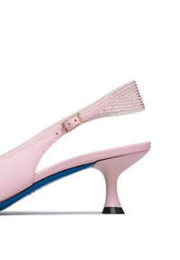 Scarpa slingback in pelle rosa con una striscia decorata che brilla e un accento blu. Presenta un tacco a soffietto con base nera a contrasto.