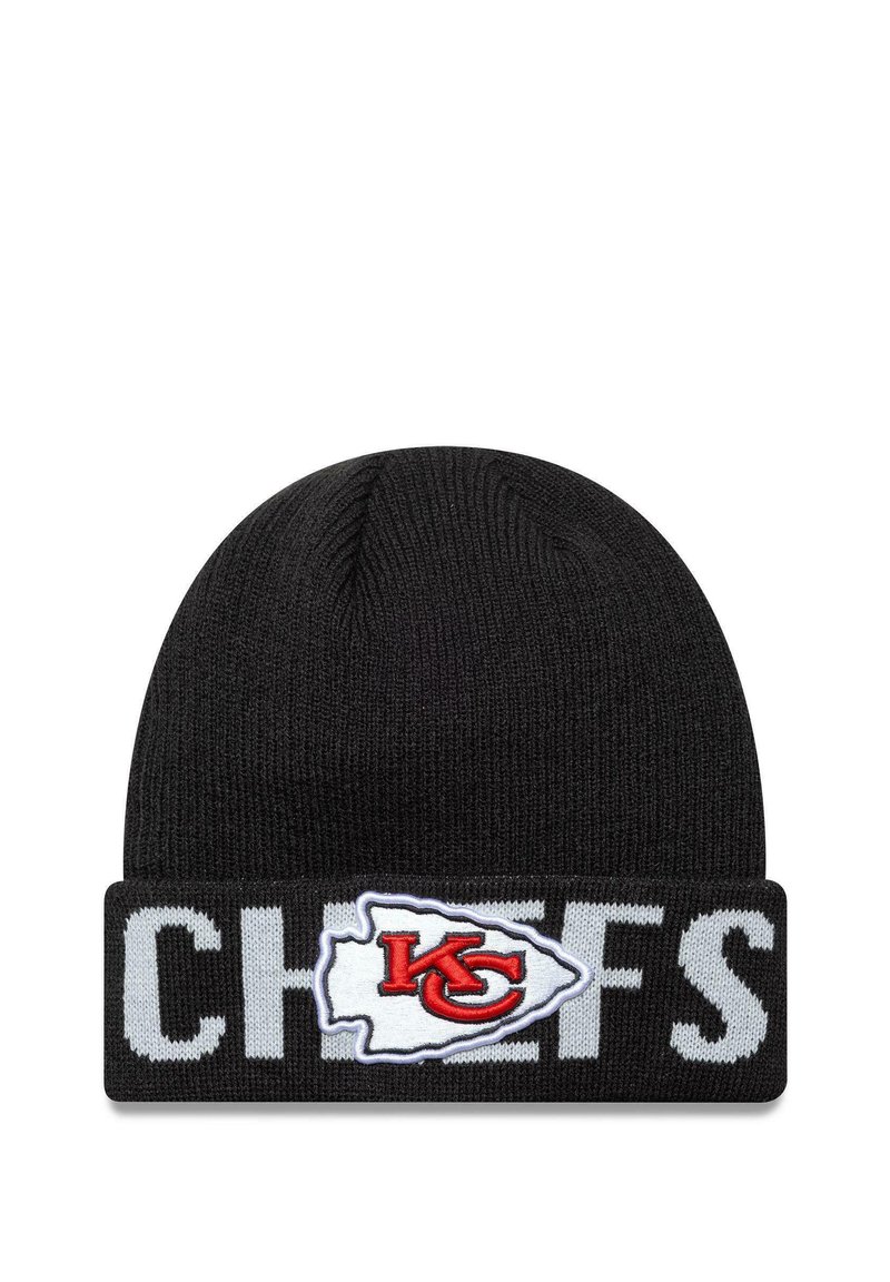 Mustat neulottu pipo, jossa on taitettu reuna. "CHIEFS" on selvästi esillä valkoisena, ja pipon reunassa on punainen ja valkoinen logo.