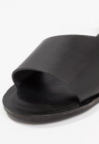 Zign Páskové sandály  - black