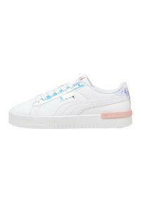 Weißer Sneaker mit Obermaterial aus glattem Leder, pastellpinken Akzenten und strukturiertem Gummisole. Verfügt über flache weiße Schnürsenkel und ein Logo-Detail an der Seite.