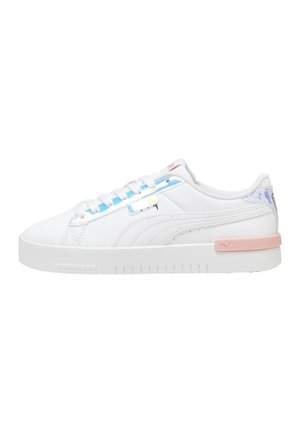 Witte sneaker met een bovenwerk van glad leer, pastelroze accenten en een textuurrubber zool. Beschikt over platte witte veters en een zijlogo-detail.