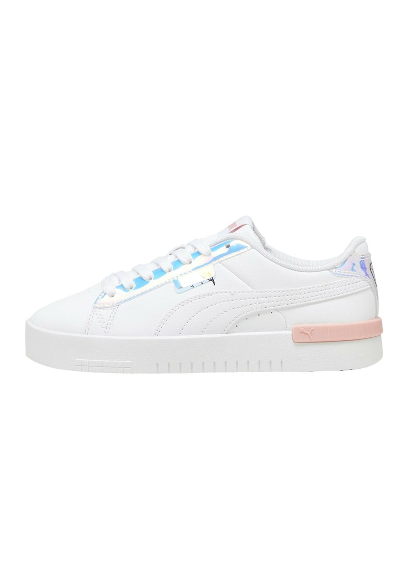 Weißer Sneaker mit Obermaterial aus glattem Leder, pastellpinken Akzenten und strukturiertem Gummisole. Verfügt über flache weiße Schnürsenkel und ein Logo-Detail an der Seite.