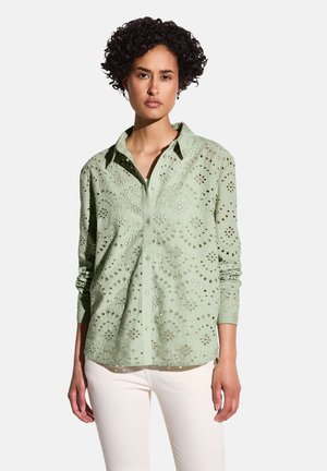 MIT LOCHSTICKEREI - Button-down blouse - grün