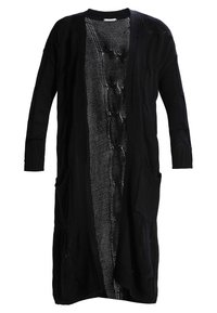 Cardigan lungo nero con texture a maglia, dotato di apertura frontale, due tasche laterali e un pannello a rete contrastante al centro.