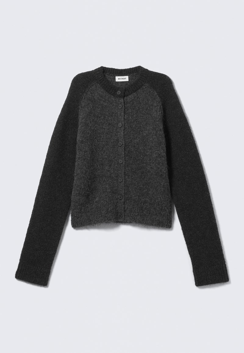 Cardigan en laine grise foncée avec texture duveteuse, fermeture à boutons sur le devant, manches longues, col rond et coupe légèrement raccourcie.