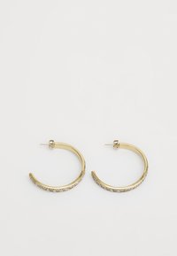 Orecchini a cerchio in oro con un design intrecciato e sottili accenti di cristallo lungo il bordo. Forma rotonda classica con una finitura lucida.
