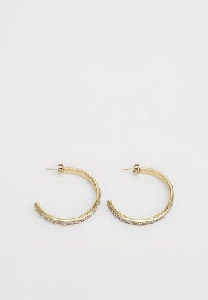 Orecchini a cerchio in oro con un design intrecciato e sottili accenti di cristallo lungo il bordo. Forma rotonda classica con una finitura lucida.