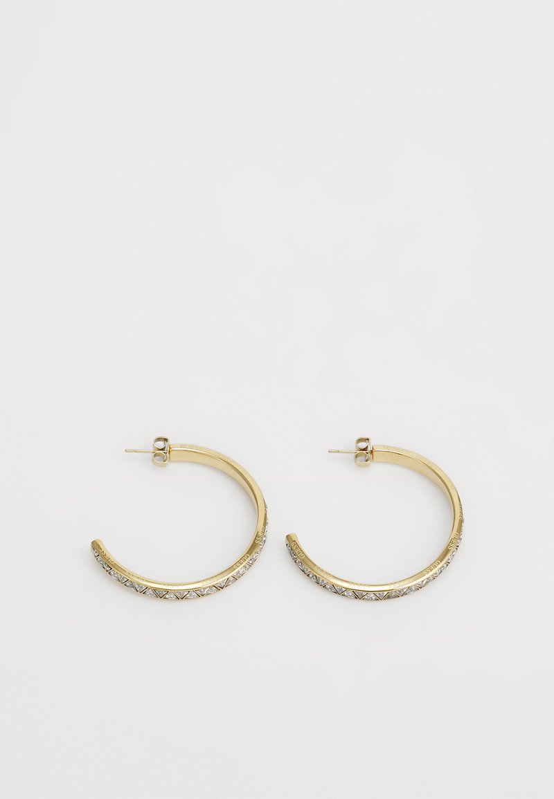 Orecchini a cerchio in oro con un design intrecciato e sottili accenti di cristallo lungo il bordo. Forma rotonda classica con una finitura lucida.